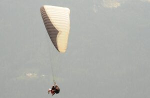 Paragleiter Hochmut Dorf Tirol 1