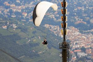Paragleiter Hochmut Dorf Tirol