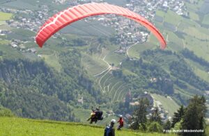 Paragleiter Hochmut Dorf Tirol 2