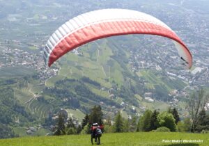 Paragleiter Hochmut Dorf Tirol 3