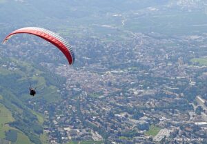 Paragleiter Hochmut Dorf Tirol 4