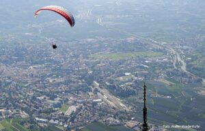 Paragleiter Hochmut Dorf Tirol 6