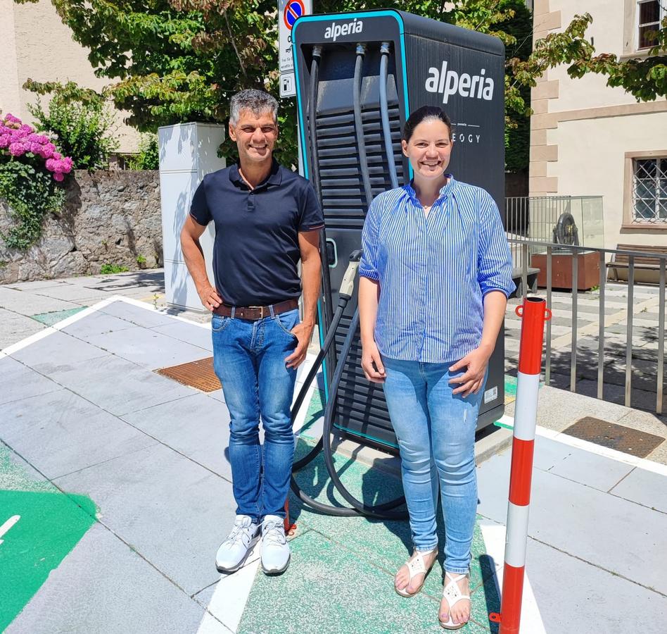 Hypercharger Rathausplatz Lana - Bürgermeister Harald Stauder und Vizebürgermeisterin Valentina Andreis hypercharger rathausplatz buergermeister harald stauder und vizebuergermeisterin valentina andreis