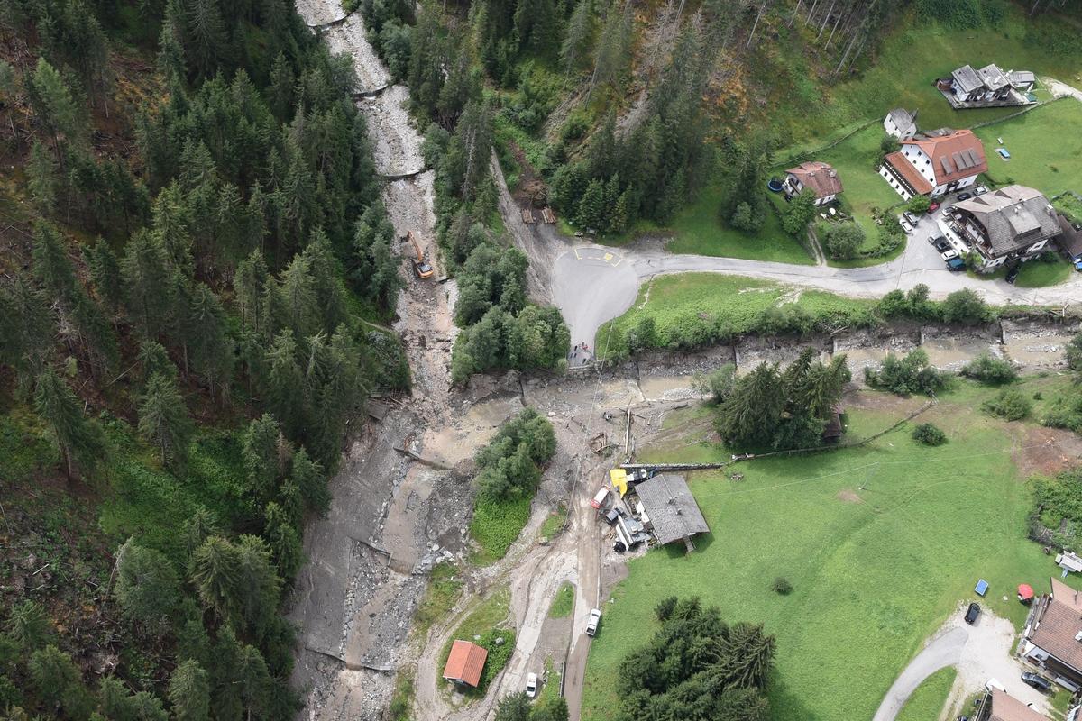 Bevölkerungsschutz: Sofortmaßnahmen und Lokalaugenscheine nach Unwetterereignissen in Südtirol - Fotos 3 Lokalaugenschein am Tag danach: Der Furkelbach vom Hubschrauber aus (Foto: LPA/Agentur für Bevölkerungsschutz)