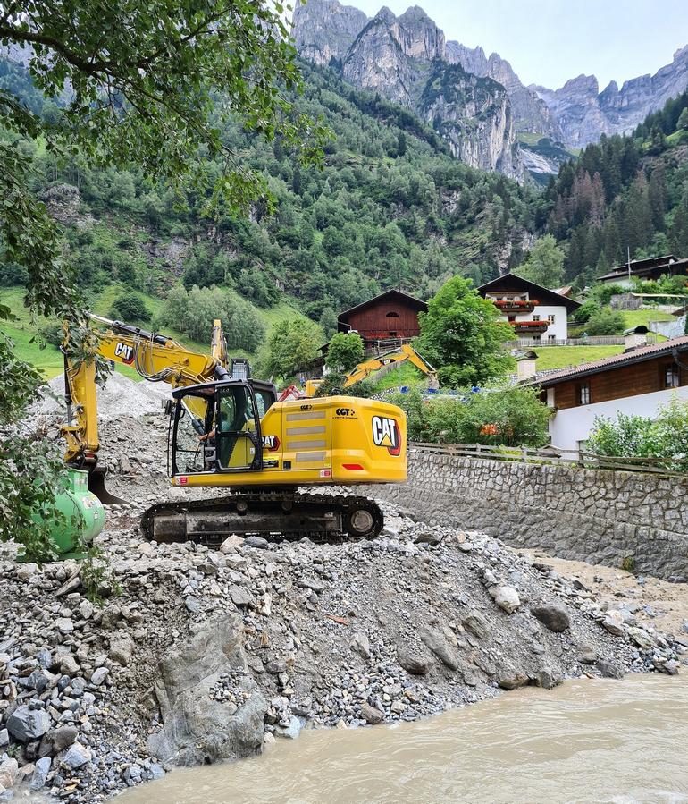 Bevölkerungsschutz: Sofortmaßnahmen und Lokalaugenscheine nach Unwetterereignissen in Südtirol - Fotos 5 Die Wildbachverbauung im Einsatz: im Bild eine Momentaufnahme der Aufräumarbeiten im Kogbach in Pflersch (Foto: LPA/Landesamt für Wildbach- und Lawinenverbauung Nord)
