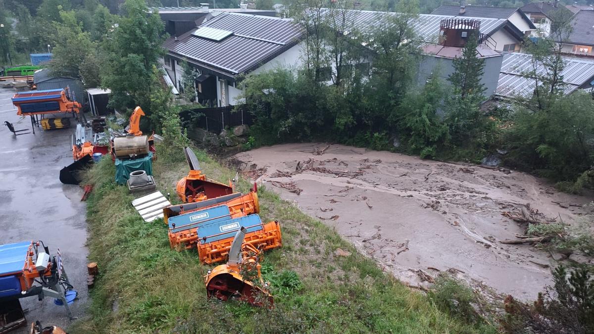 Bevölkerungsschutz: Sofortmaßnahmen und Lokalaugenscheine nach Unwetterereignissen in Südtirol - Fotos 6 Im Einsatz ist auch der Landesstraßendienst: Im Bild der Bauhof in St. Martin in Thurn (Foto: LPA/Landesstraßendienst)