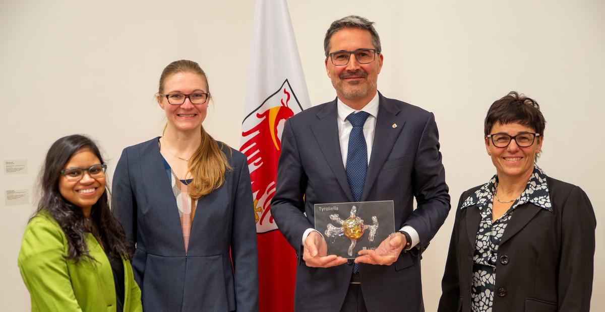 Tyroliella-Pilzsporen als Glaskunstwerke für Landeshauptmann Arno Kompatscher 5 Südtirols Landeshauptmann Arno Kompatscher und die Mikrobiologinnen Ursula Peintner (1.v.r.), Maraike Probst und Anusha Telagathoti im Landhaus 1 in Bozen (Foto: LPA/Fabio Brucculeri)