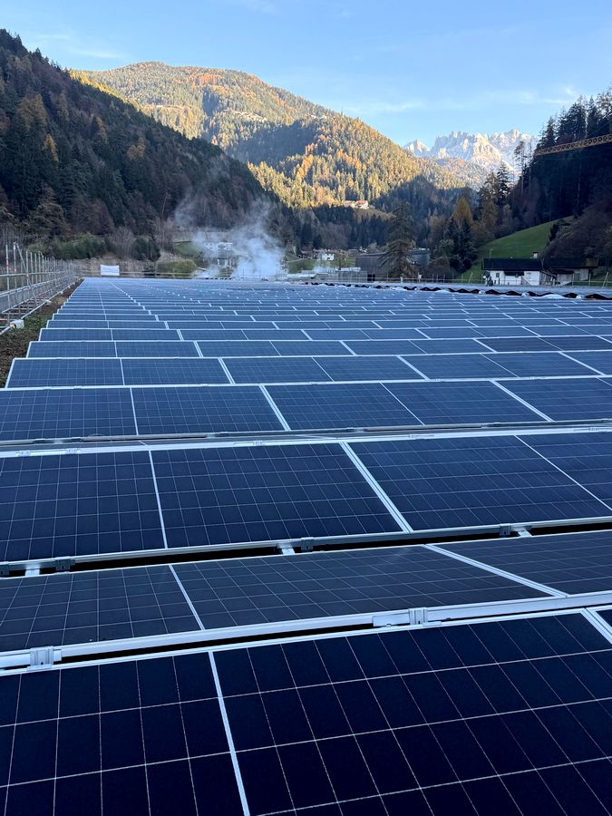 Eggental: Sonnenenergie auch im Schatten – Alperia und X Timber realisieren Photovoltaikanlage mit 1 MW Leistung 4 Photovoltaikanlage auf dem Dach des Firmensitzes von X Timber